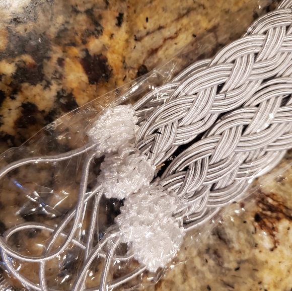 Beautiful curtain holdback - Picture 2 of 3